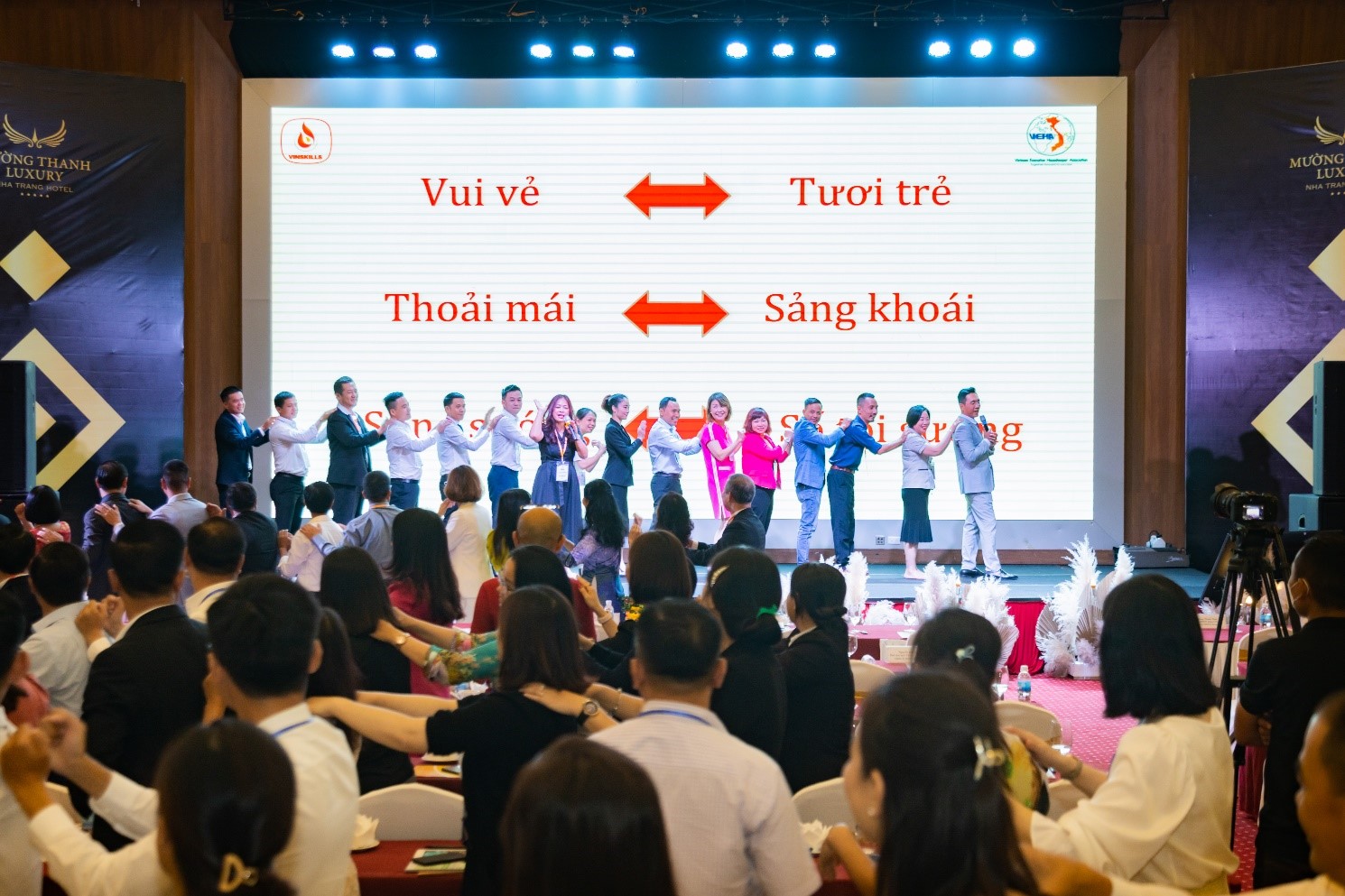 Bà Lê Thanh Huyền – CEO VinSkills hướng dẫn các phương pháp xây dựng môi trường làm việc “Tích cực tràn đầy năng lượng cho nhân viên trong khách sạn”
